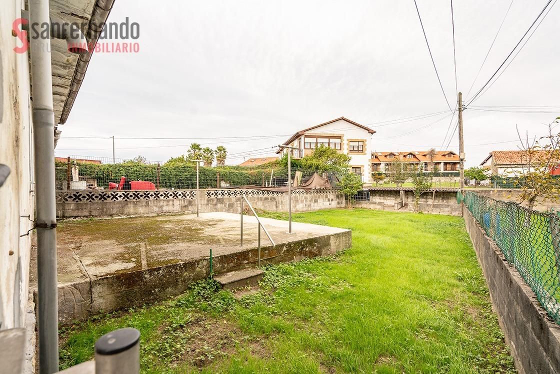 Vista exterior de Casa o xalet en venda en Santillana del Mar amb Jardí privat