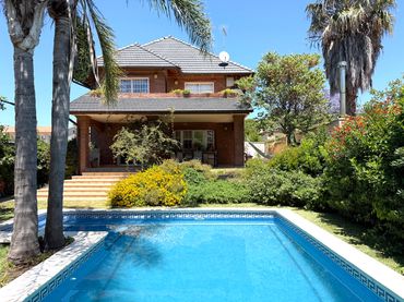 Villa con piscina in vendita a Carrer de Josep Clarà