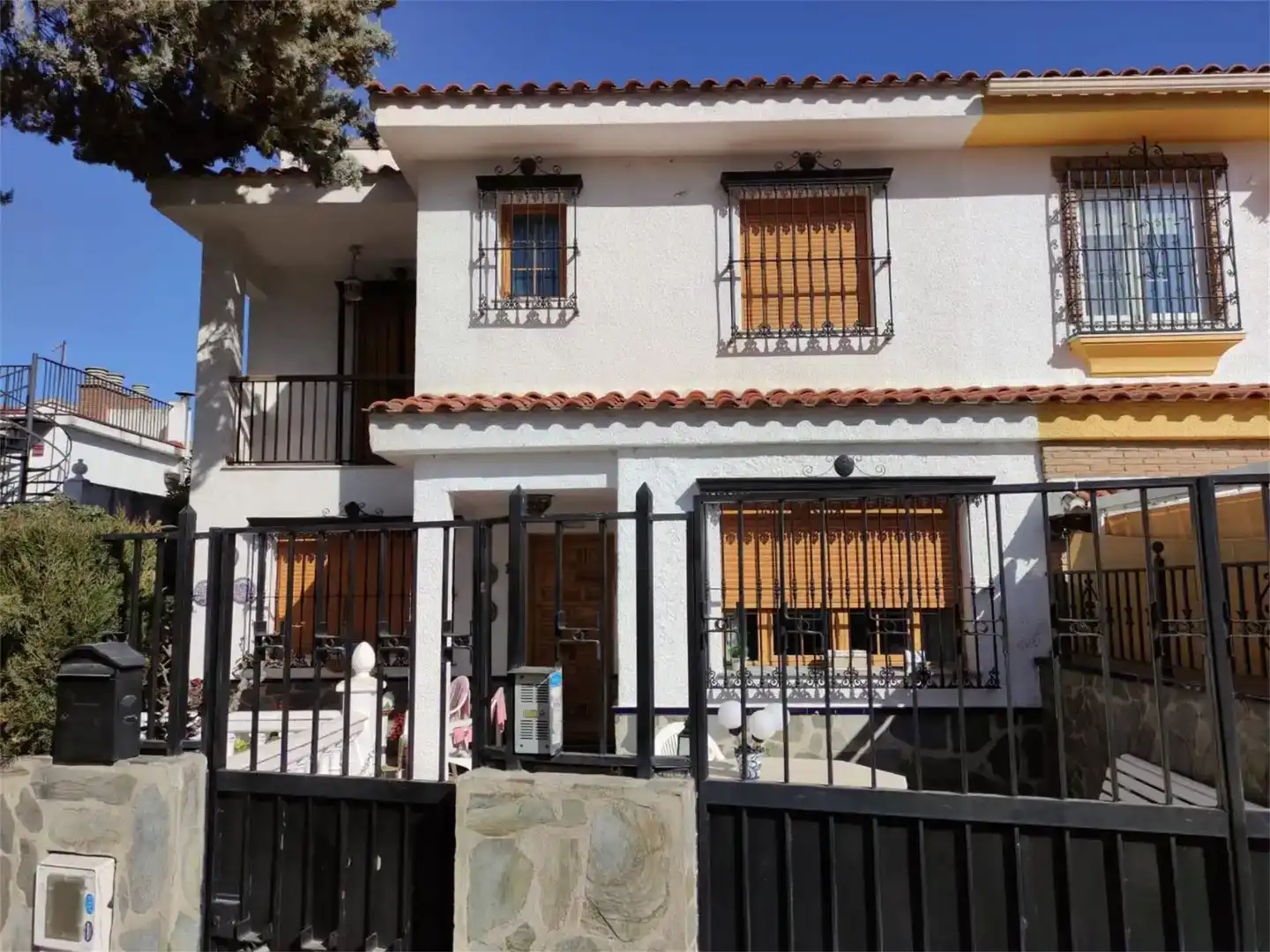 Vista exterior de Pis en venda en Ogíjares amb Aire condicionat, Jardí privat i Traster