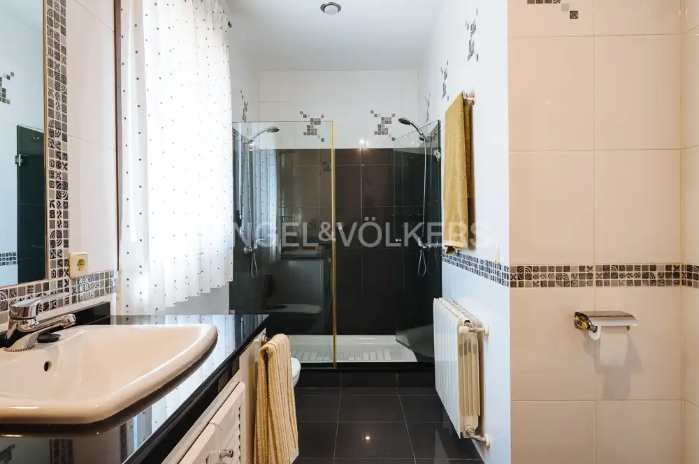 Baño de Casa o chalet en venta en Bormujos con Aire acondicionado, Calefacción y Jardín privado