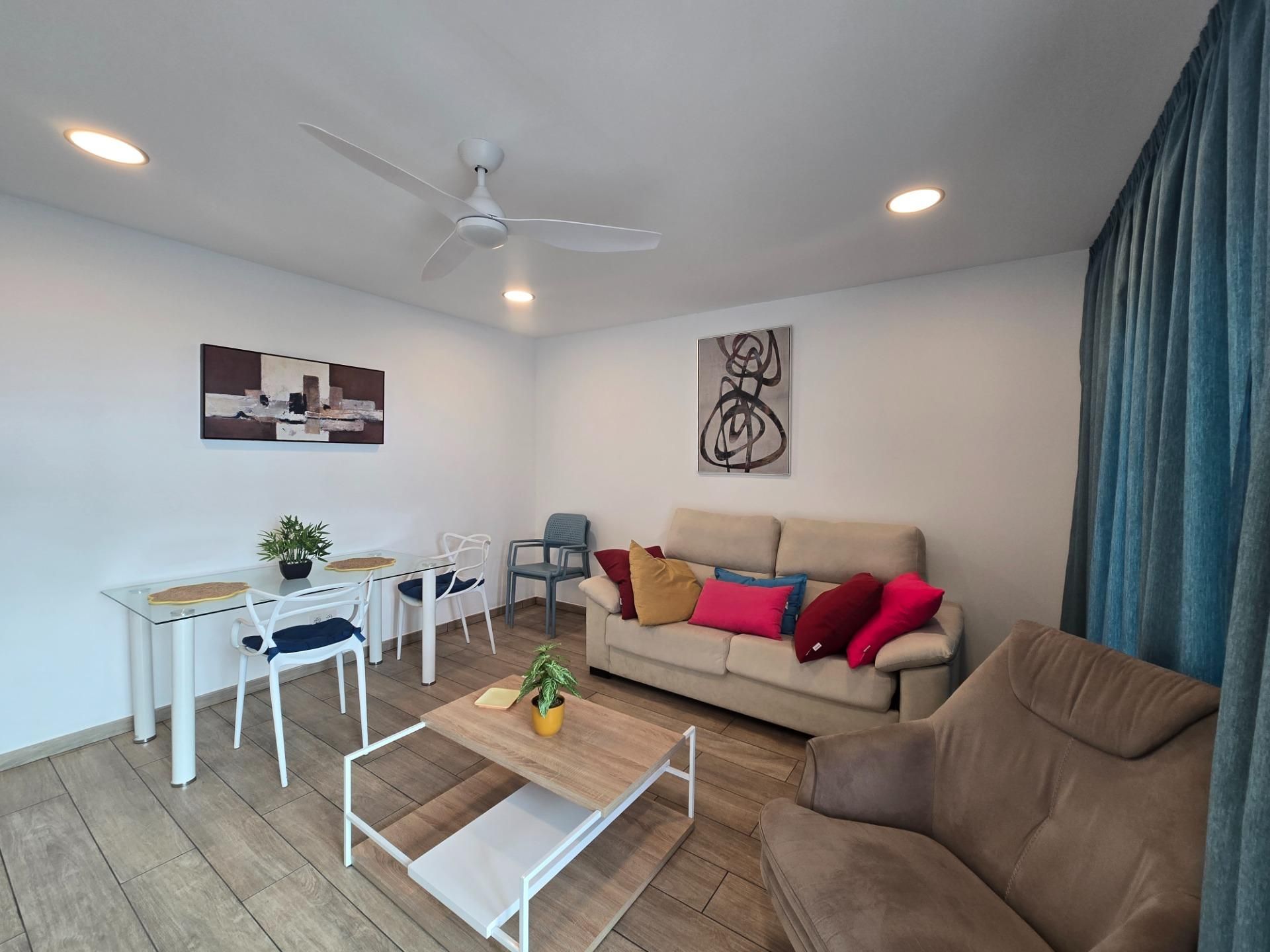 Sala d'estar de Apartament de lloguer en Mogán amb Aire condicionat, Balcó i Piscina comunitària