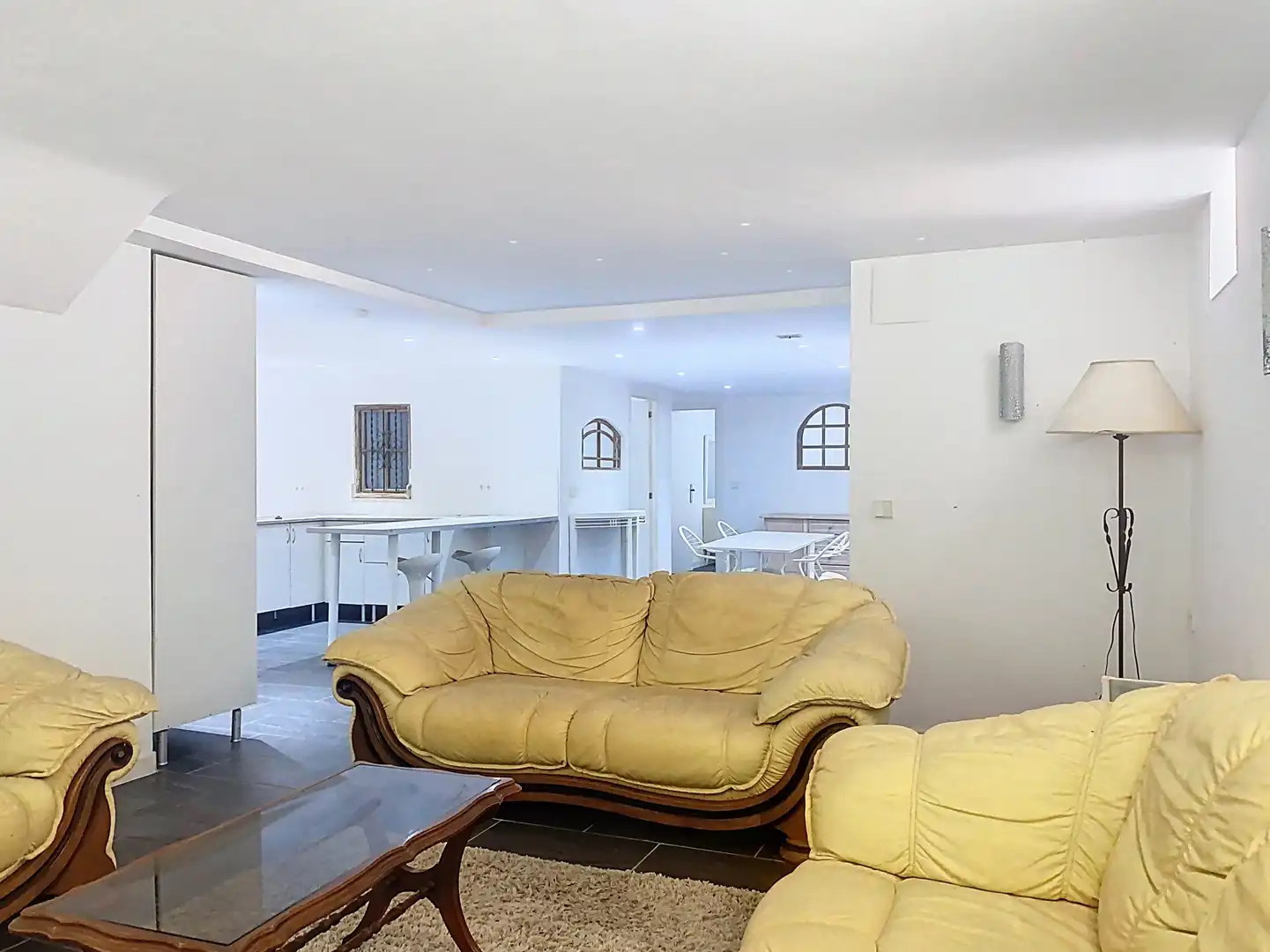 Sala d'estar de Casa adosada en venda en Marbella amb Jardí privat, Terrassa i Piscina