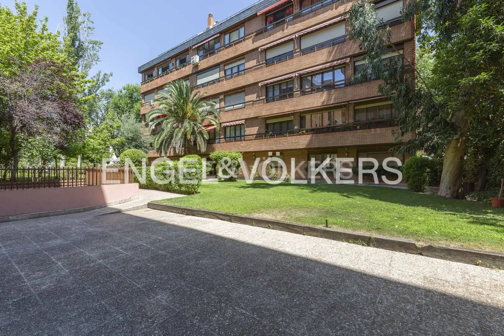 Vista exterior de Pis en venda en Madrid amb Calefacció, Jardí privat i Parquet