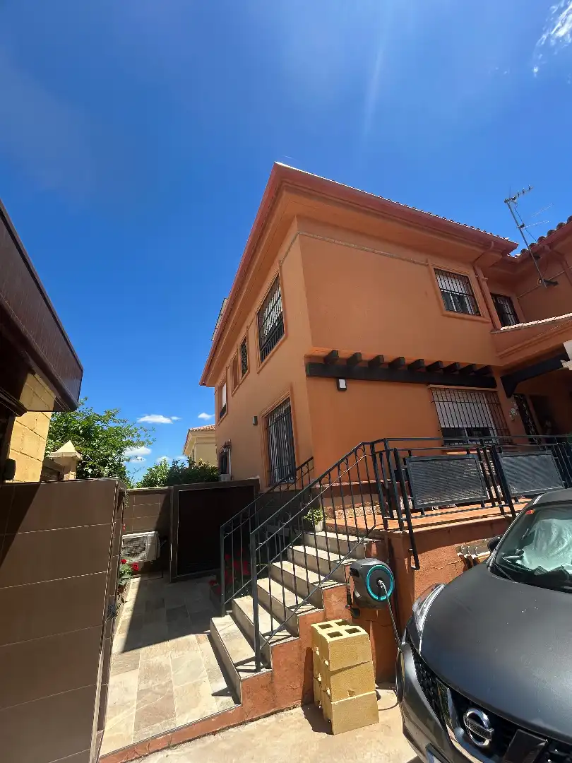 Außenansicht von Einfamilien-Reihenhaus zum Verkauf in Alhaurín de la Torre mit Klimaanlage, Privatgarten und Terrasse