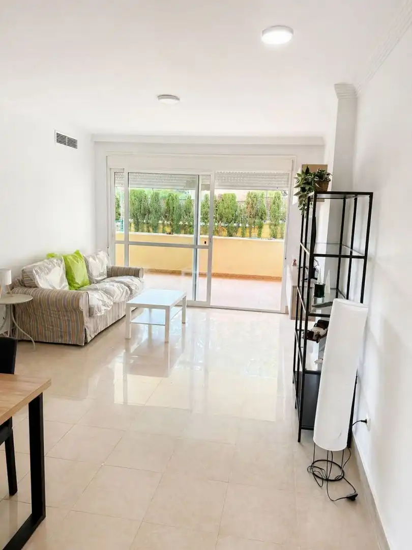 Sala d'estar de Apartament de lloguer en Marbella amb Aire condicionat, Calefacció i Jardí privat