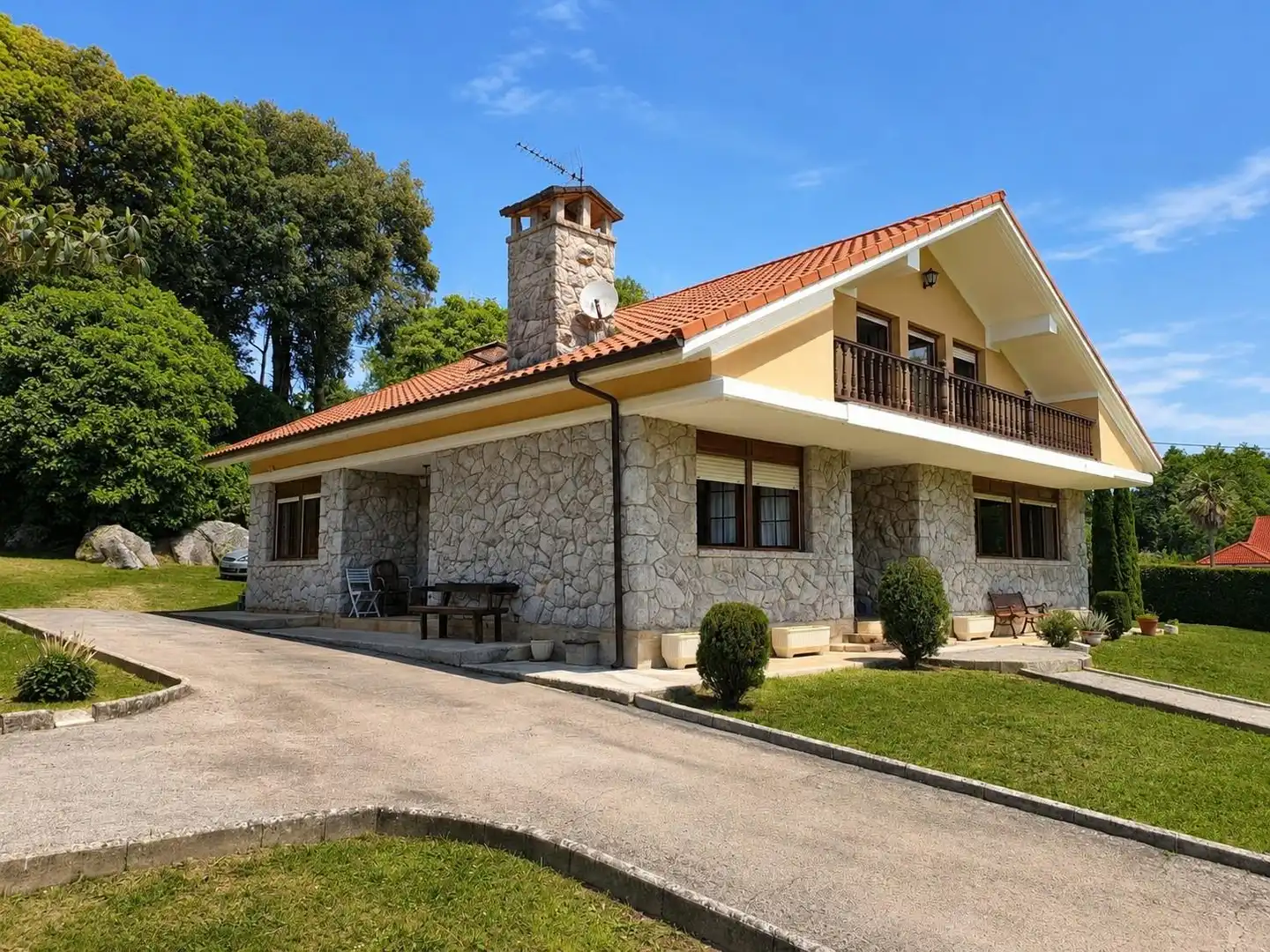 Vista exterior de Casa o chalet en venta en Villaescusa (Cantabria) con Calefacción, Jardín privado y Terraza