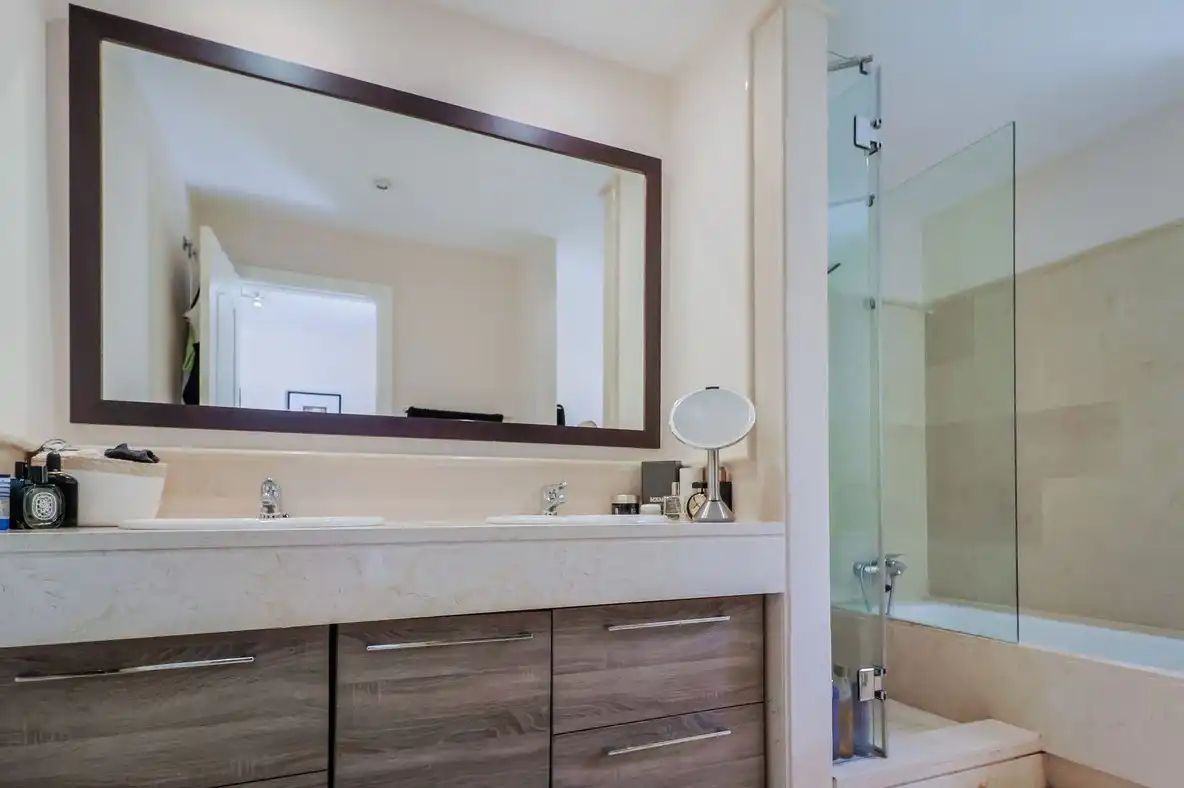 Baño de Apartamento en venta en Benahavís con Aire acondicionado, Calefacción y Jardín privado