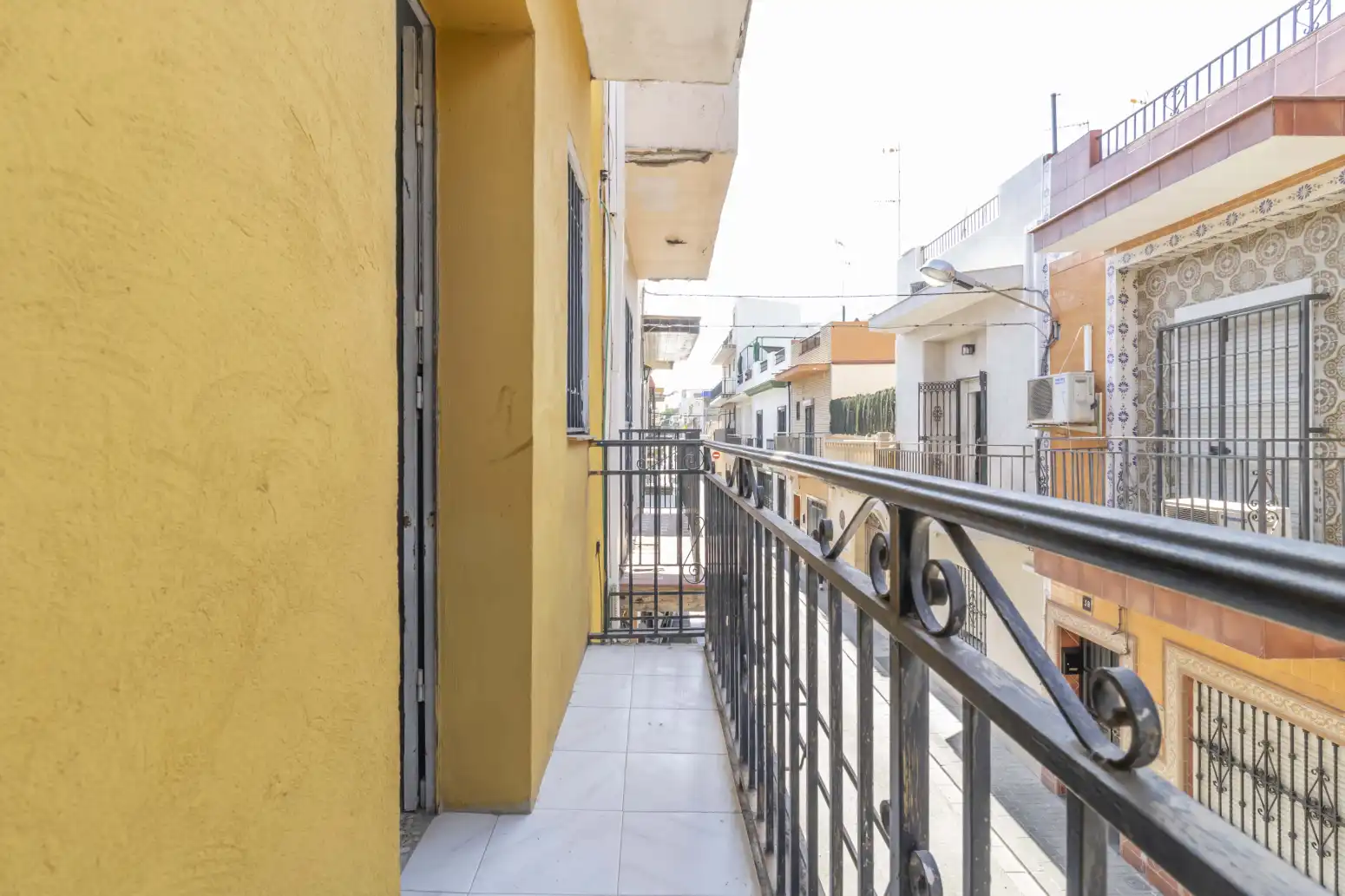 Terrasse von Einfamilien-Reihenhaus zum Verkauf in Sevilla mit Terrasse, Abstellraum und Balkon