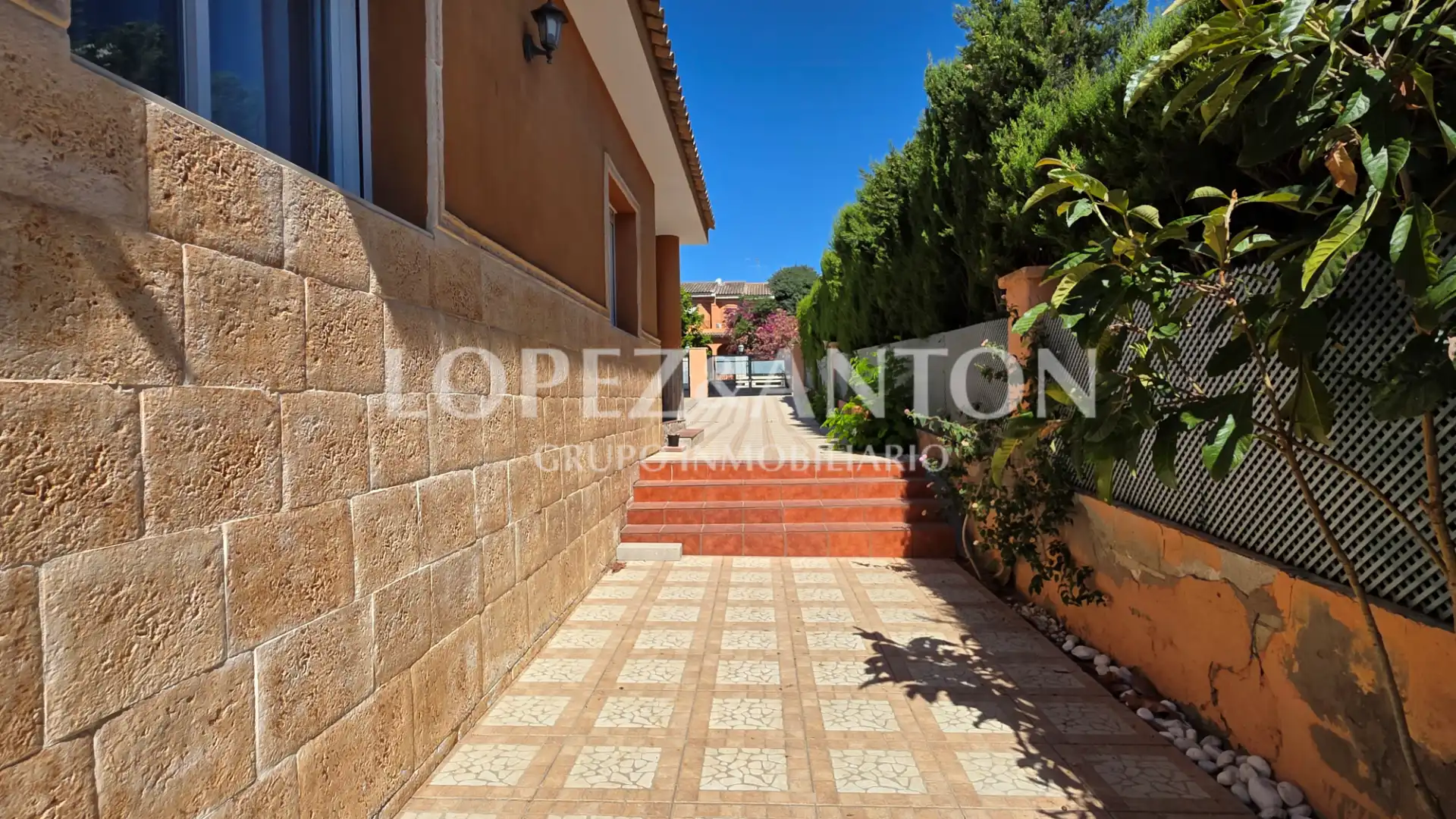 Vista exterior de Casa o xalet en venda en L'Eliana amb Aire condicionat, Calefacció i Jardí privat