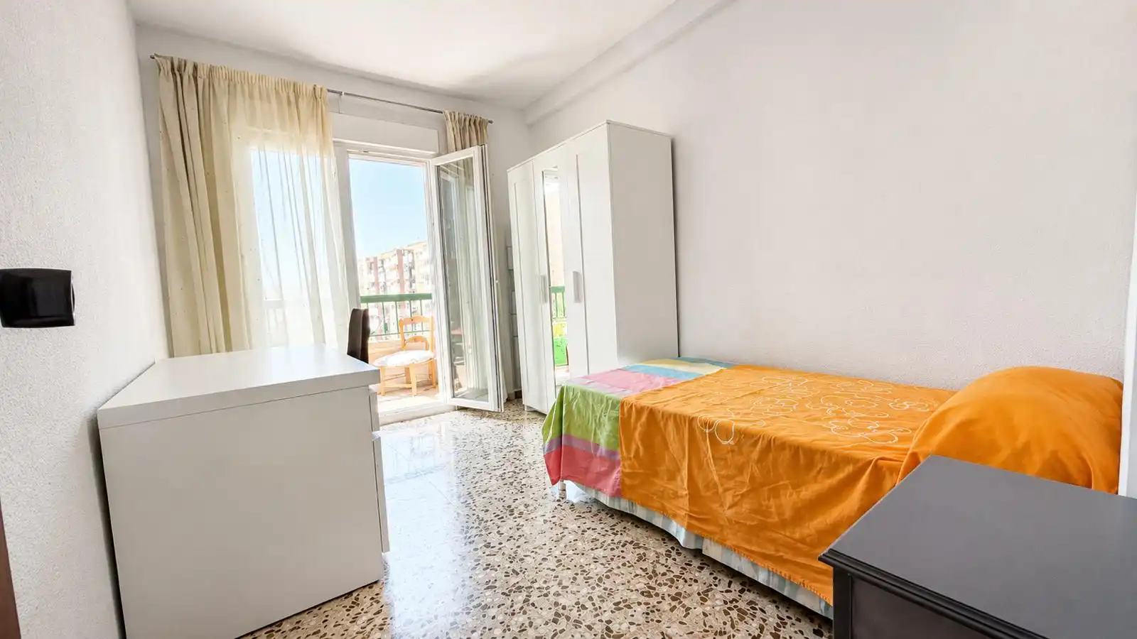 Flat for rent in Calle Carmen Conde, Ciudad Jardín