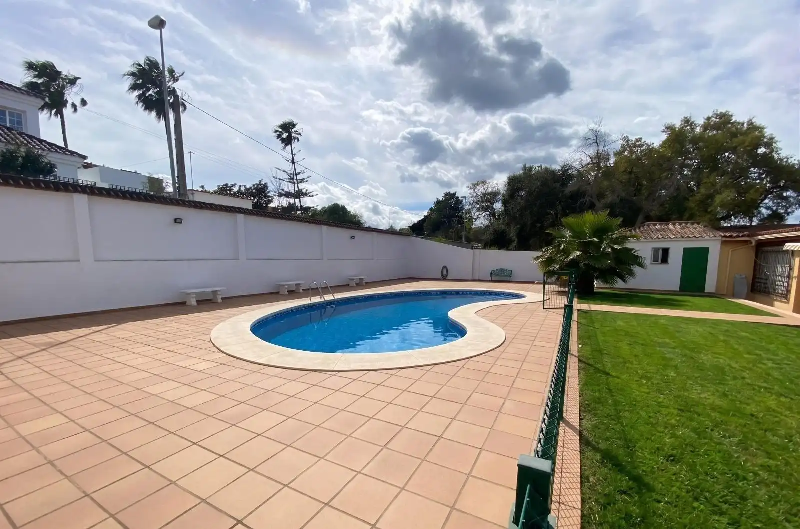 Swimming pool of Houses for sale in Algeciras