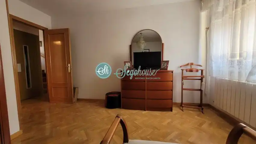 Dormitori de Casa o xalet en venda en Segovia amb Calefacció, Parquet i Terrassa