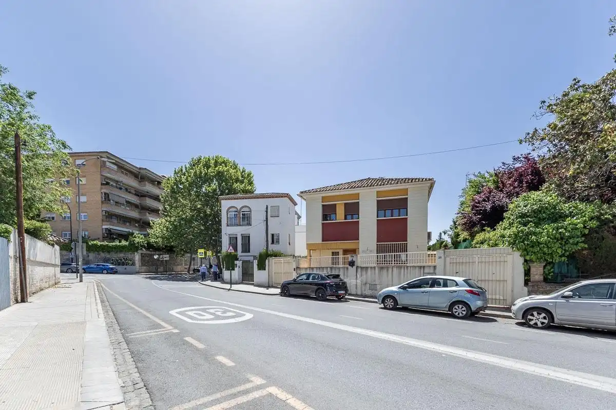 Vista exterior de Casa o xalet en venda en Granada amb Aire condicionat, Calefacció i Jardí privat