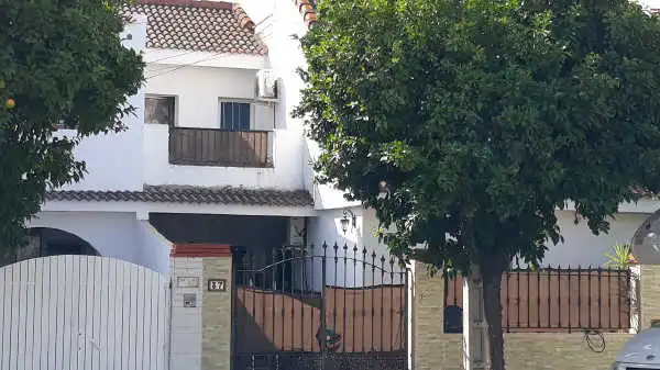 Vista exterior de Casa adosada en venda en Mairena del Aljarafe