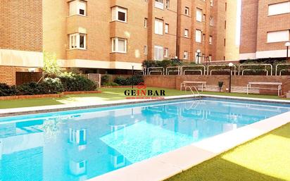 Swimming pool of Flat for sale in  Barcelona Capital  with Air Conditioner, Heating and Private garden