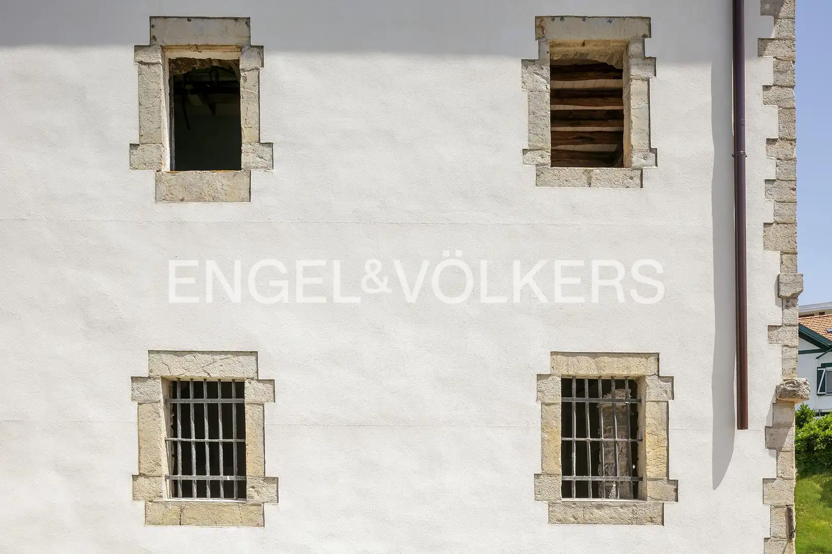 Vista exterior de Àtic en venda en Gorliz amb Calefacció, Jardí privat i Piscina