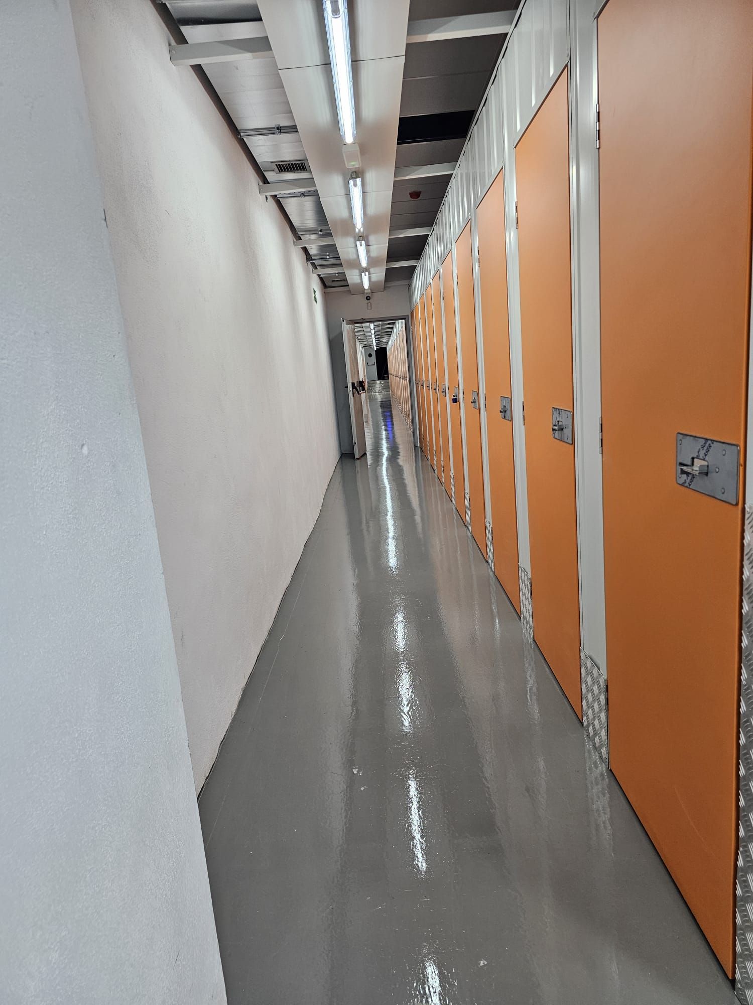 Box room to rent in  Madrid Capital  with Alarm
