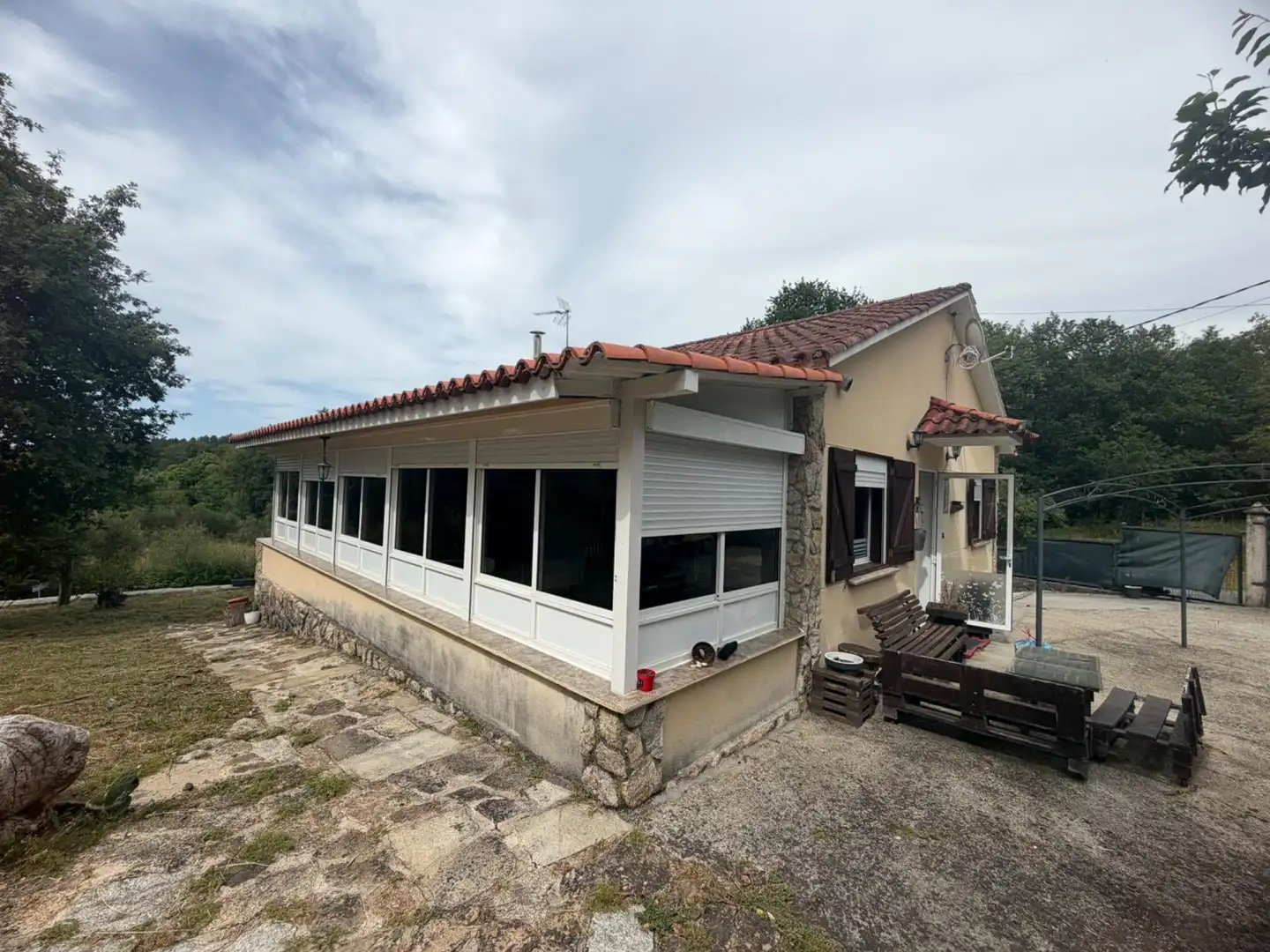 Vista exterior de Casa o xalet en venda en San Cibrao das Viñas amb Calefacció, Jardí privat i Terrassa