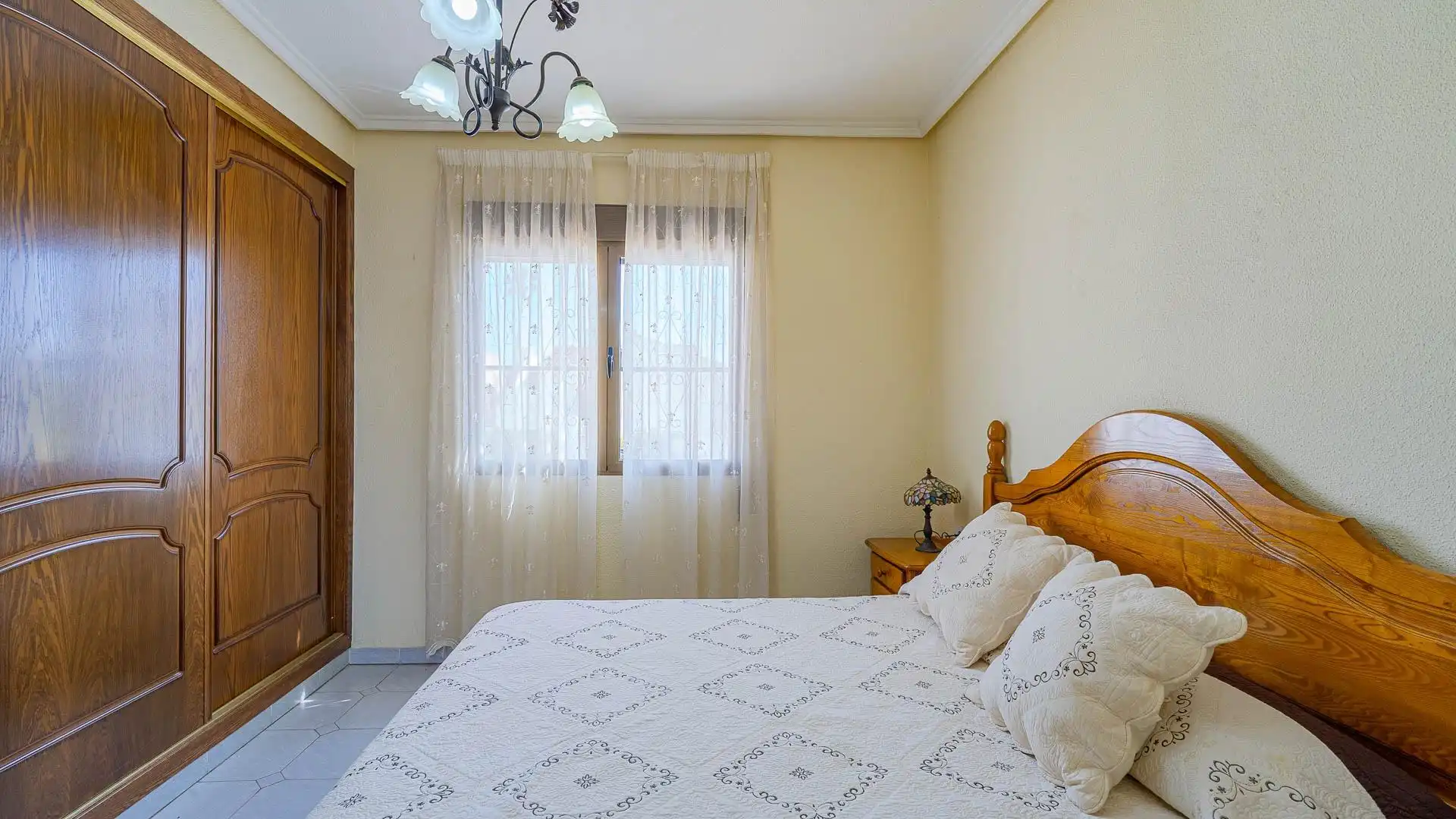 Habitación de Casa adosada en venta en Torrevieja con Jardín privado, Trastero y Piscina