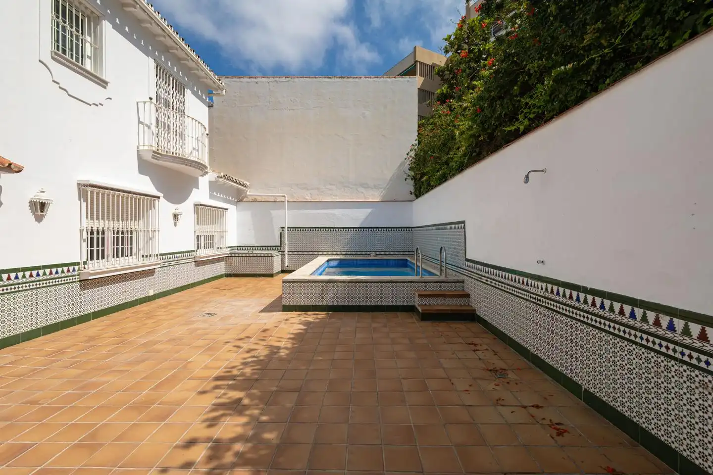 Vista exterior de Casa o xalet en venda en Málaga amb Jardí privat, Terrassa i Piscina