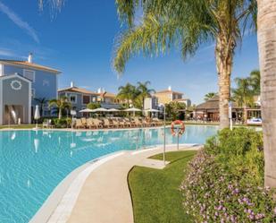 Vista exterior de Apartament en venda en Estepona amb Terrassa i Piscina