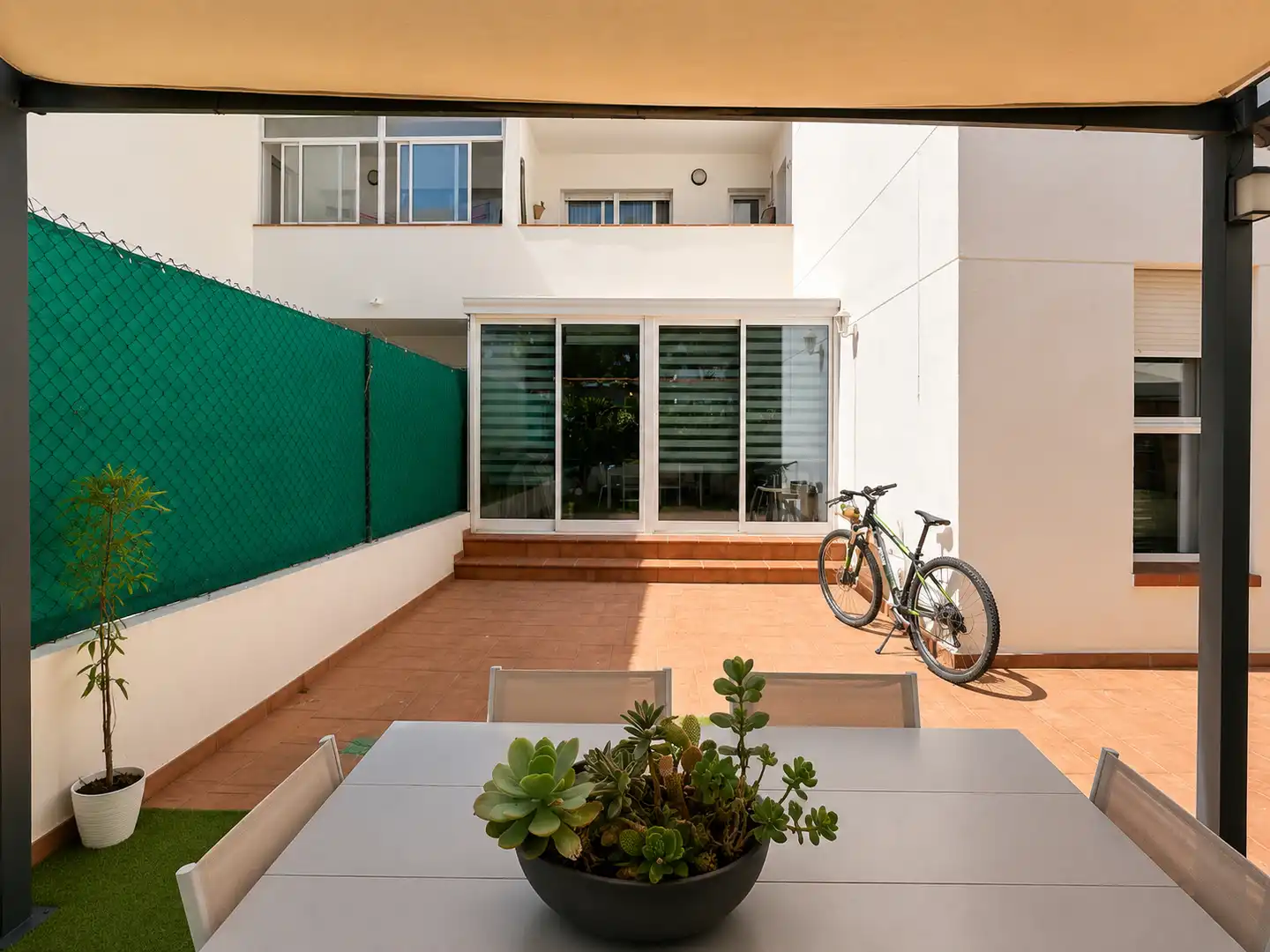 Terrassa de Planta baixa en venda en Almería amb Aire condicionat, Jardí privat i Terrassa