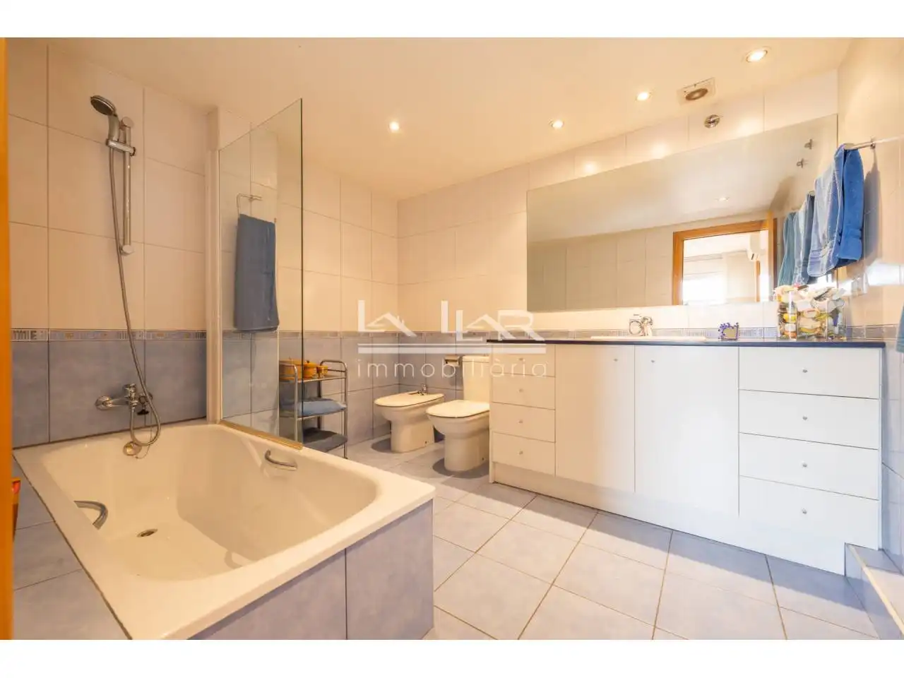 Bathroom of Flat for sale in Vic  with Air Conditioner, Heating and Parquet flooring