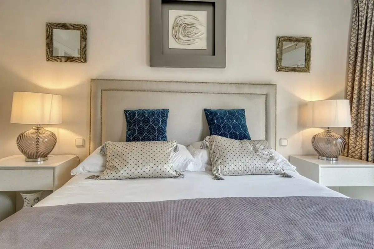 Habitación de Casa adosada de alquiler en Benahavís con Aire acondicionado, Jardín privado y Terraza