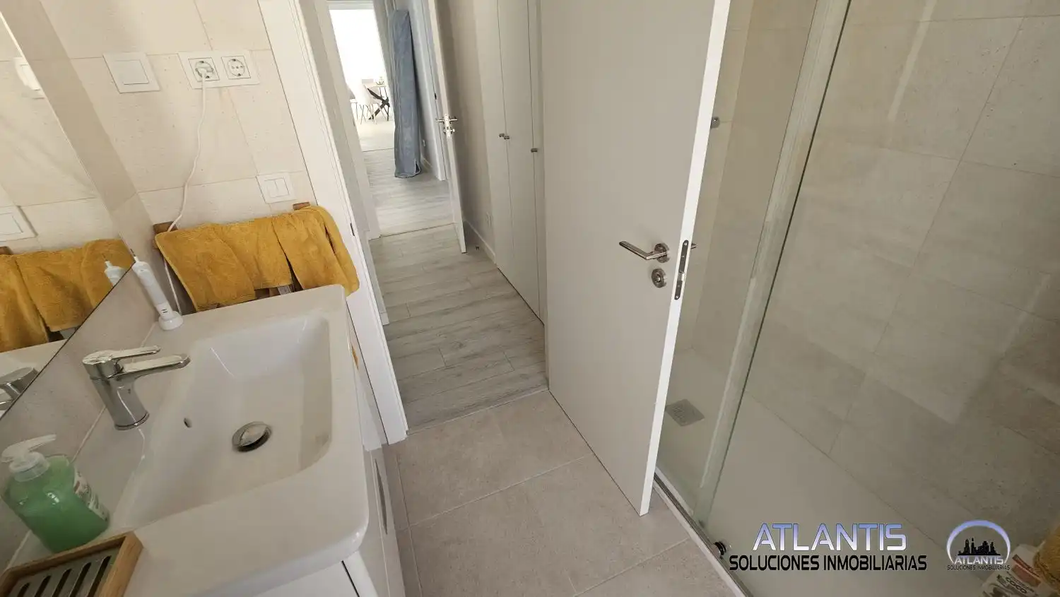 Bathroom of Flat for sale in Sevilla  with Air Conditioner, Heating and Community pool