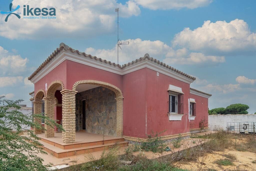 Vista exterior de Casa o xalet en venda en Chiclana de la Frontera amb Jardí privat i Piscina comunitària