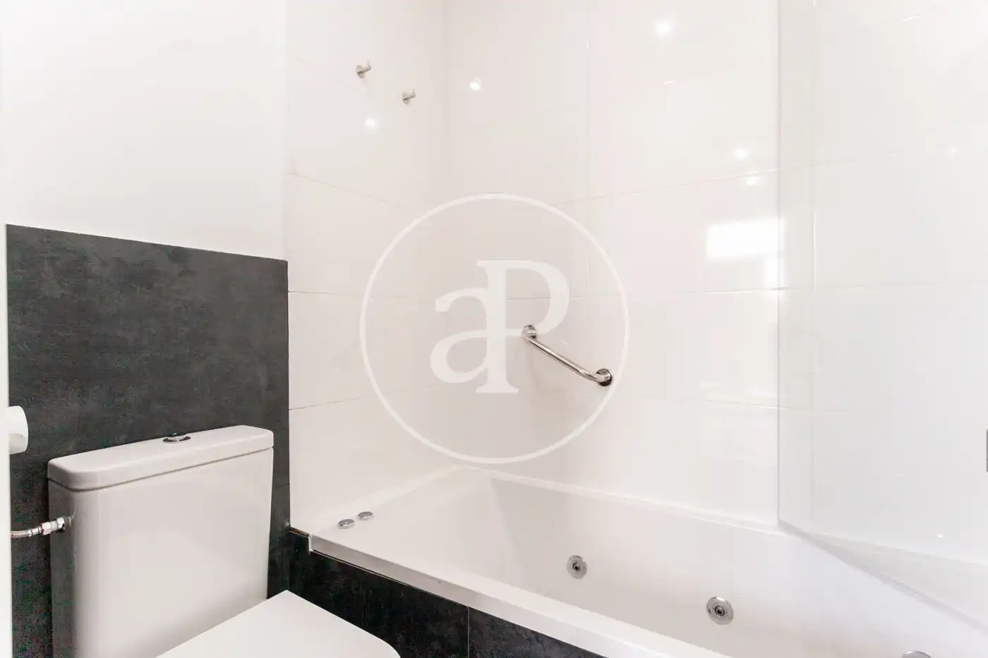 Badezimmer von Dachboden zur Miete in Madrid mit Klimaanlage, Heizung und Terrasse