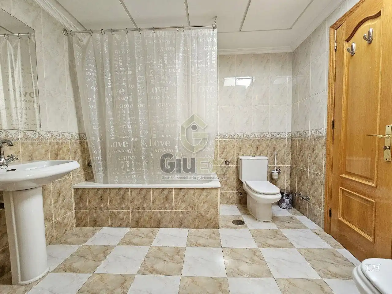 Baño de Dúplex de alquiler en Cáceres con Aire acondicionado, Calefacción y Terraza