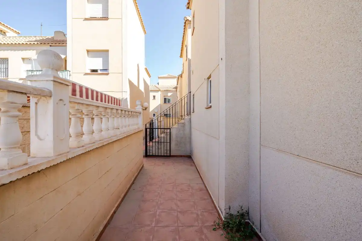 Vista exterior de Dúplex en venda en Torrevieja amb Calefacció, Jardí privat i Terrassa