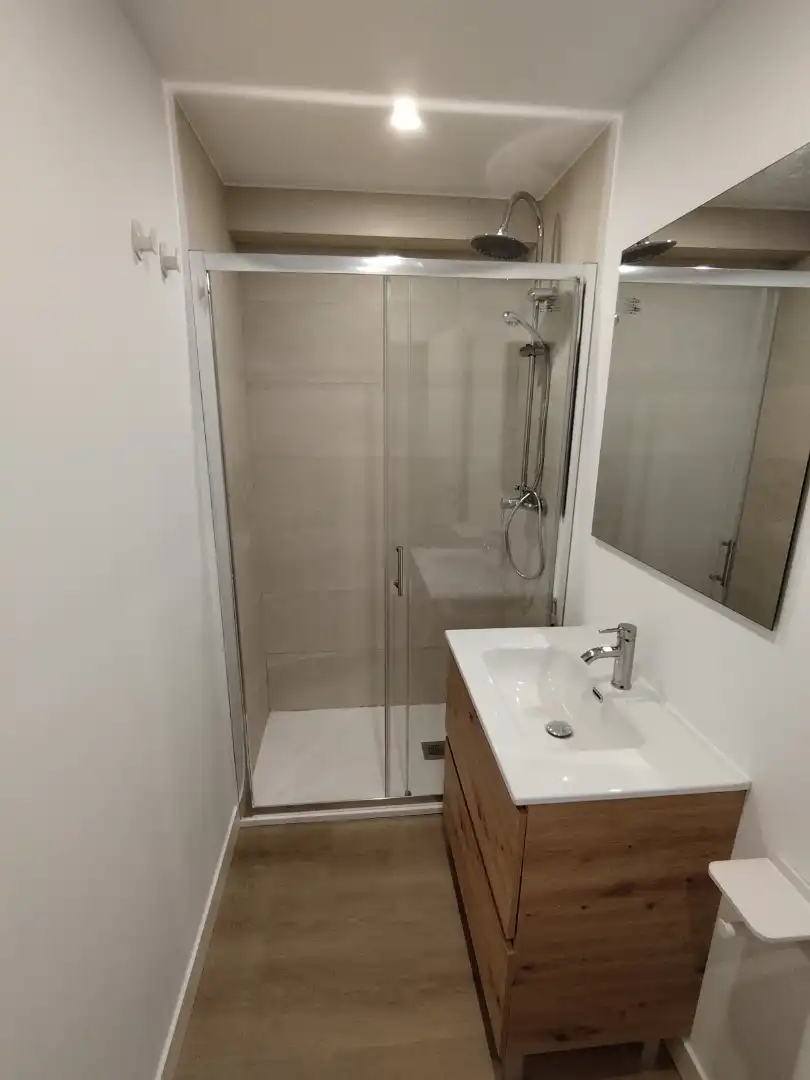 Baño de Piso de alquiler en A Coruña Capital  con Calefacción, Amueblado y Horno