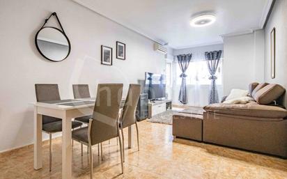 Sala d'estar de Apartament en venda en Los Montesinos amb Piscina comunitària