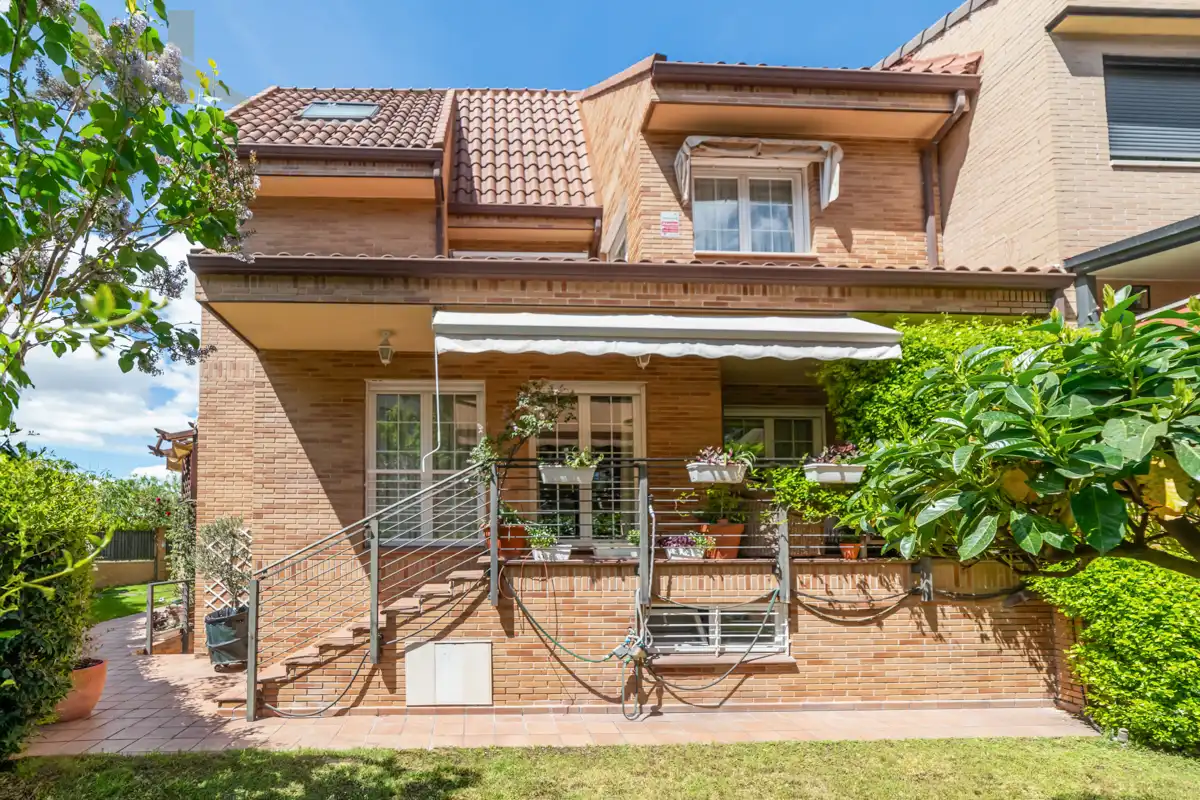 Vista exterior de Casa adosada en venta en Pinto con Aire acondicionado, Calefacción y Jardín privado