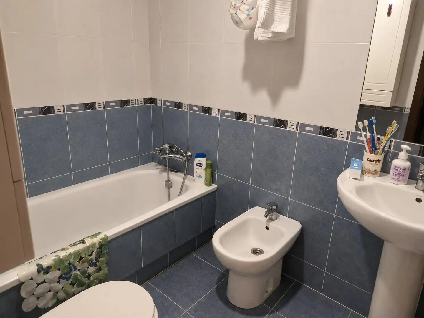 Bathroom of Flat for rent in Vigo   with Heating, Parquet flooring and Storage room