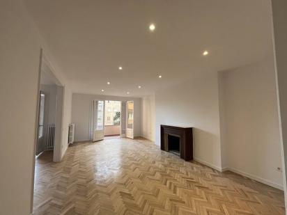 Living room of Flat to rent in  Barcelona Capital  with Air Conditioner, Parquet flooring and Balcony