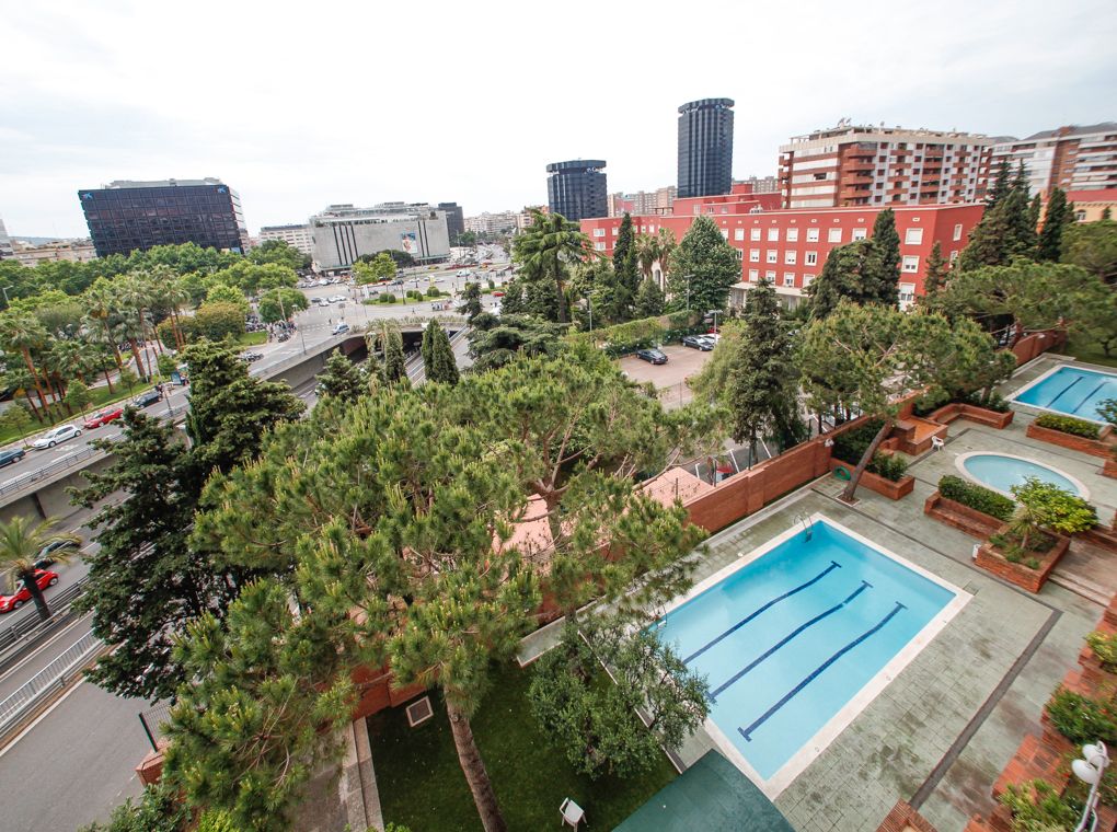 Swimming pool of Apartment to rent in  Barcelona Capital  with Air Conditioner, Heating and Parquet flooring
