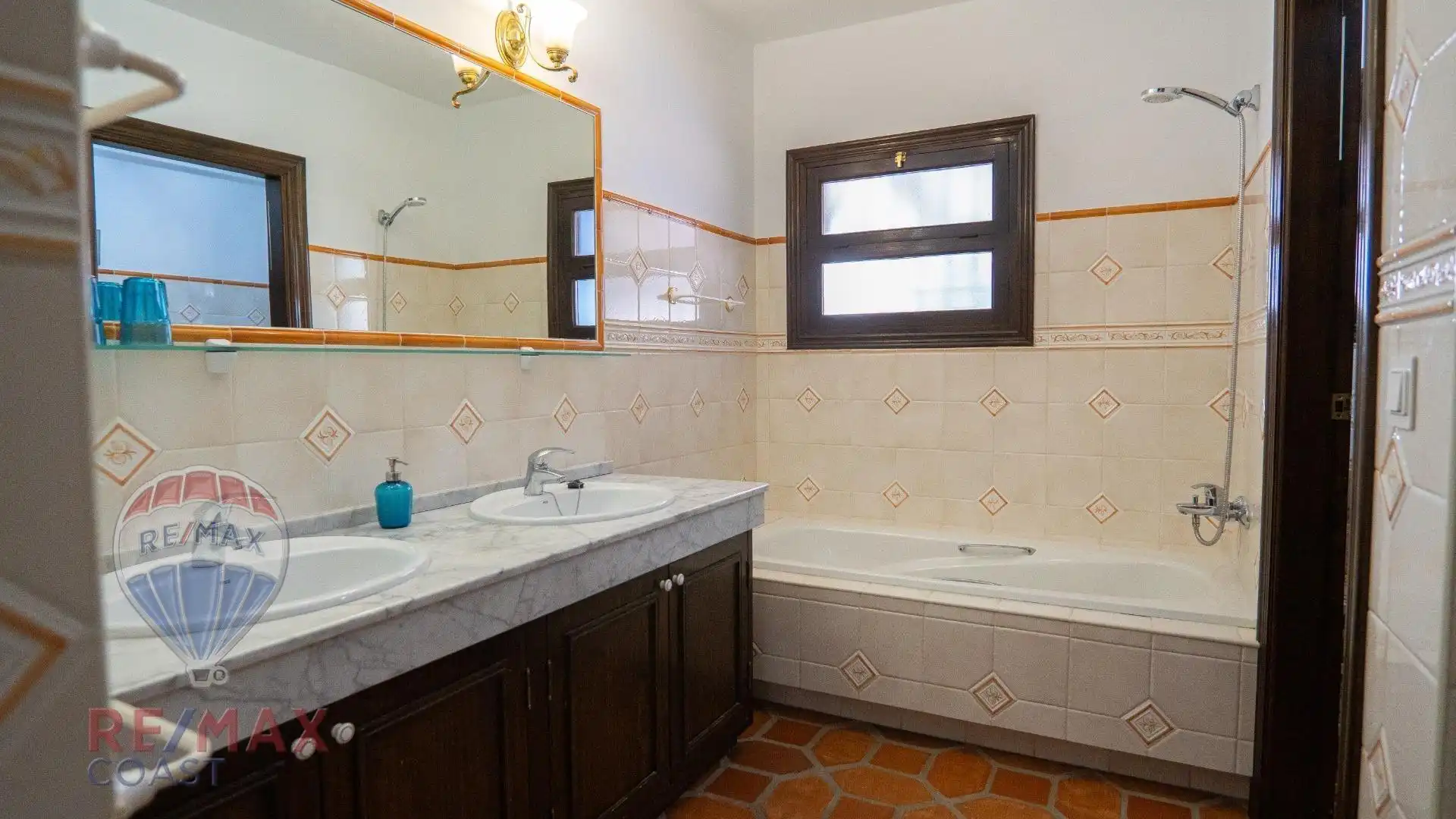 Bany de Casa o xalet en venda en Alhaurín de la Torre amb Aire condicionat, Jardí privat i Terrassa