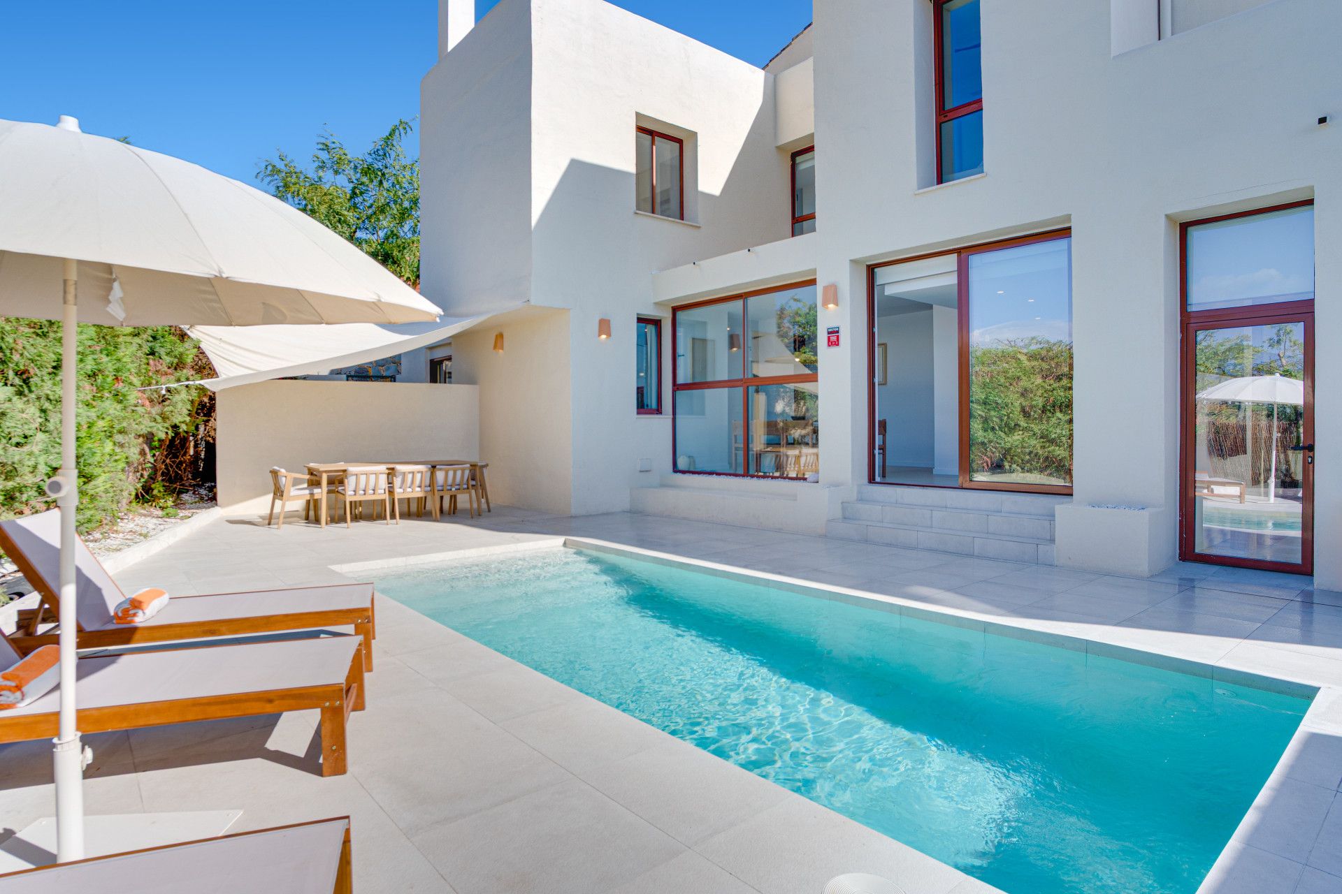 Vista exterior de Casa adosada en venda en Estepona amb Aire condicionat, Jardí privat i Terrassa