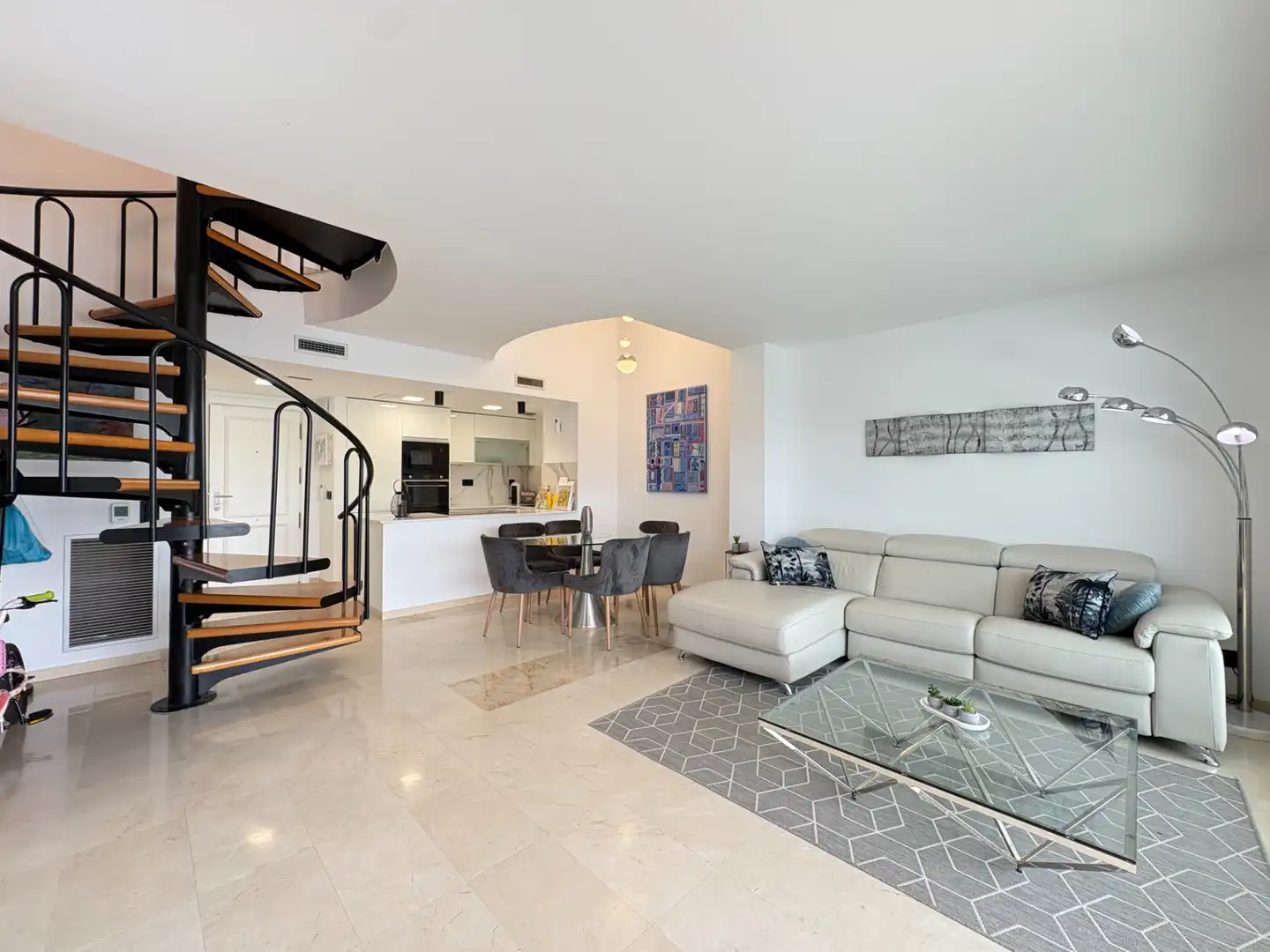 Sala d'estar de Dúplex en venda en Empuriabrava amb Aire condicionat, Terrassa i Balcó