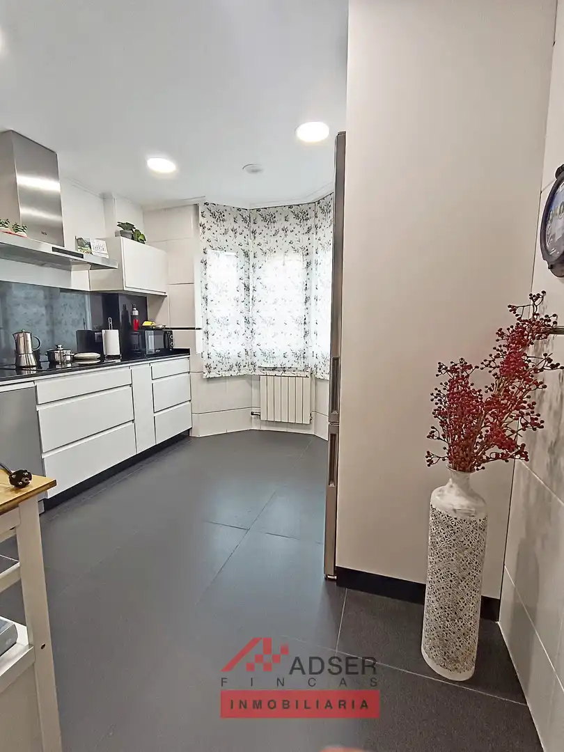 Cuina de Casa o xalet en venda en  Logroño amb Aire condicionat, Calefacció i Jardí privat