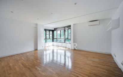 Living room of Flat for sale in  Madrid Capital  with Air Conditioner and Swimming Pool