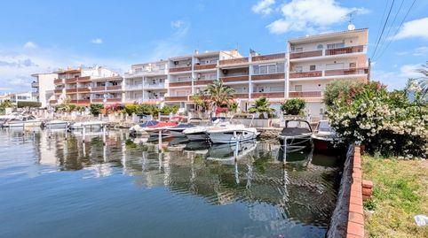 Apartamento en venta con gran terraza, vistas al canal en Empuriabrava con amarre.