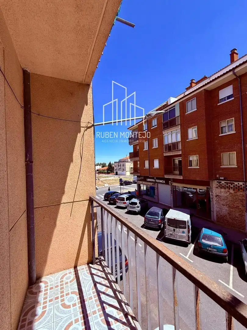 Vista exterior de Piso en venta en Santa Marta de Tormes con Calefacción y Terraza