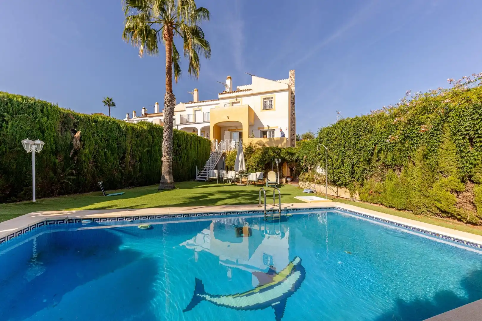 Casa aparellada amb terrassa en venda a Calle Calle Mistral