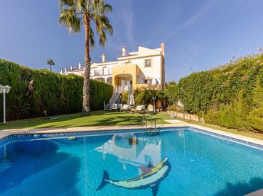 Casa aparellada amb balcó en venda a Calle Calle Mistral
