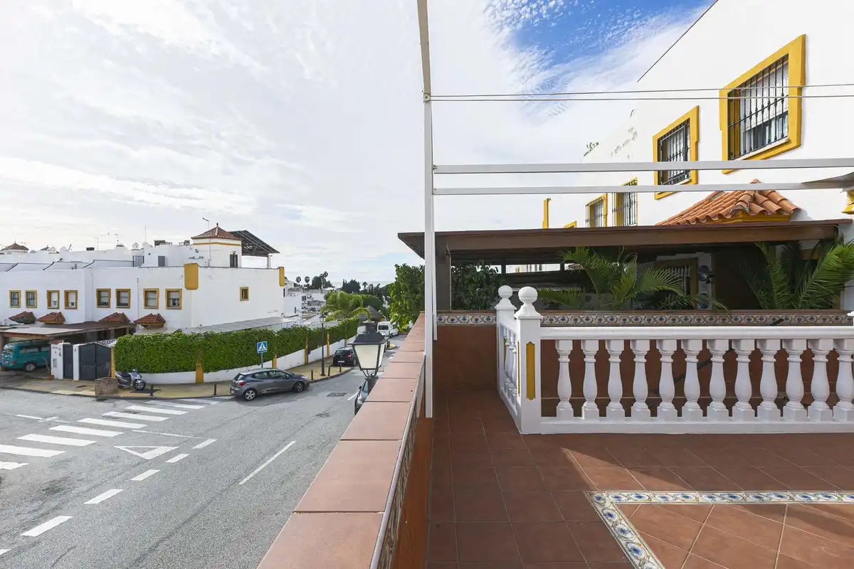 Vista exterior de Casa adosada en venda en Marbella amb Terrassa i Traster