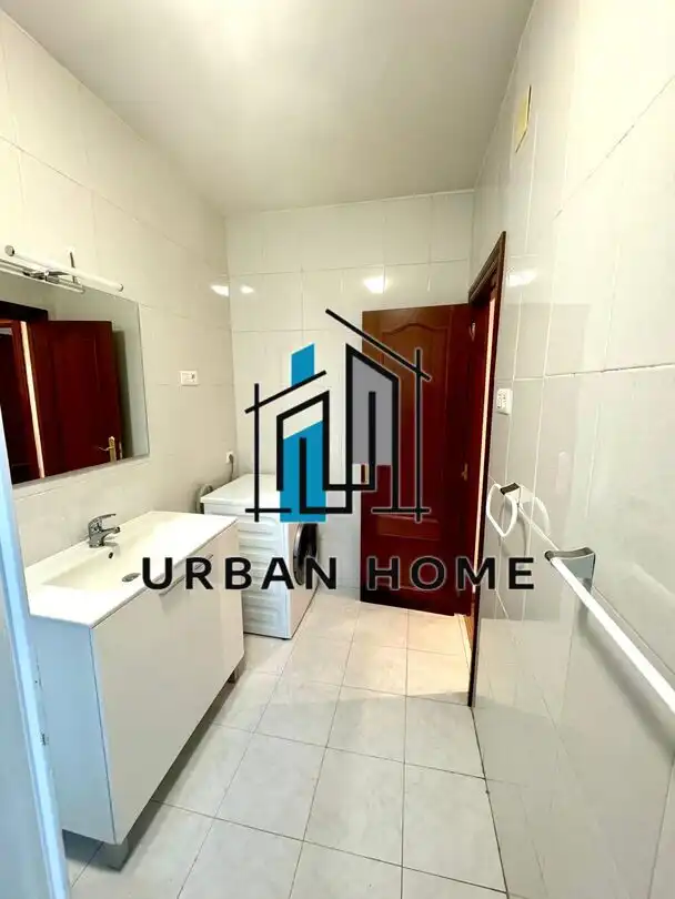 Vista exterior de Piso en venta en León Capital  con Calefacción y Trastero